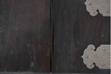 和製アンティーク　新潟産　重厚な金具が存在感を放つ観音扉付き帳場箪笥　(R-086008)