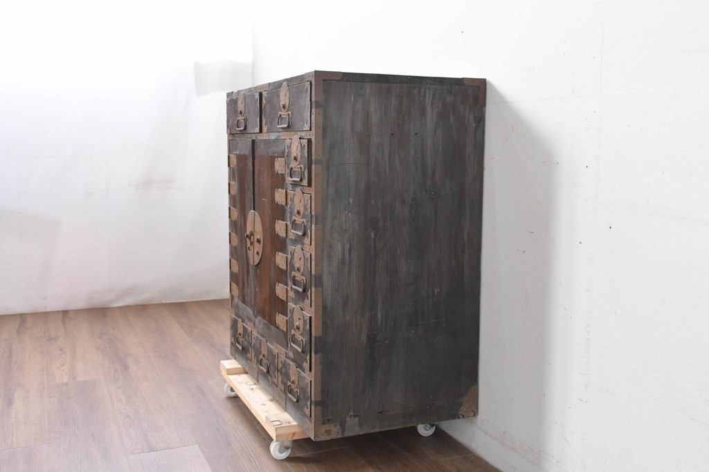 和製アンティーク　新潟産　重厚な金具が存在感を放つ観音扉付き帳場箪笥　(R-086008)