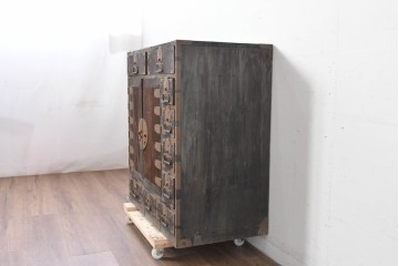 和製アンティーク　新潟産　重厚な金具が存在感を放つ観音扉付き帳場箪笥　(R-086008)