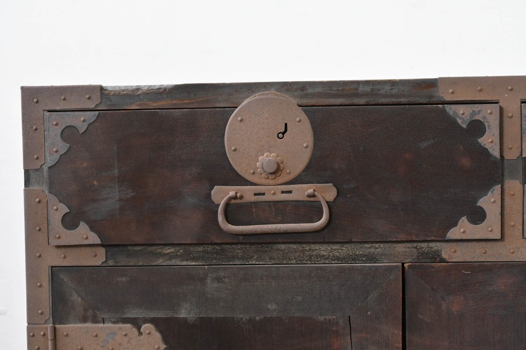 和製アンティーク　新潟産　重厚な金具が存在感を放つ観音扉付き帳場箪笥　(R-086008)