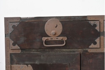 和製アンティーク　新潟産　重厚な金具が存在感を放つ観音扉付き帳場箪笥　(R-086008)