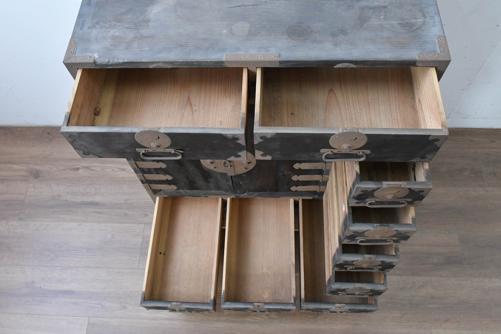 和製アンティーク　新潟産　重厚な金具が存在感を放つ観音扉付き帳場箪笥　(R-086008)