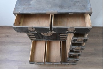 和製アンティーク　新潟産　重厚な金具が存在感を放つ観音扉付き帳場箪笥　(R-086008)