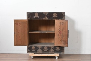 和製アンティーク　新潟産　重厚な金具が存在感を放つ観音扉付き帳場箪笥　(R-086008)