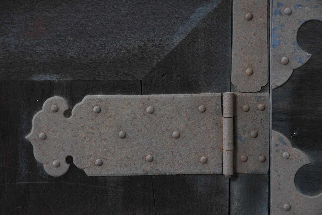 和製アンティーク　新潟産　重厚な金具が存在感を放つ観音扉付き帳場箪笥　(R-086008)