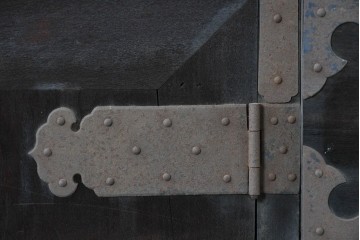 和製アンティーク　新潟産　重厚な金具が存在感を放つ観音扉付き帳場箪笥　(R-086008)