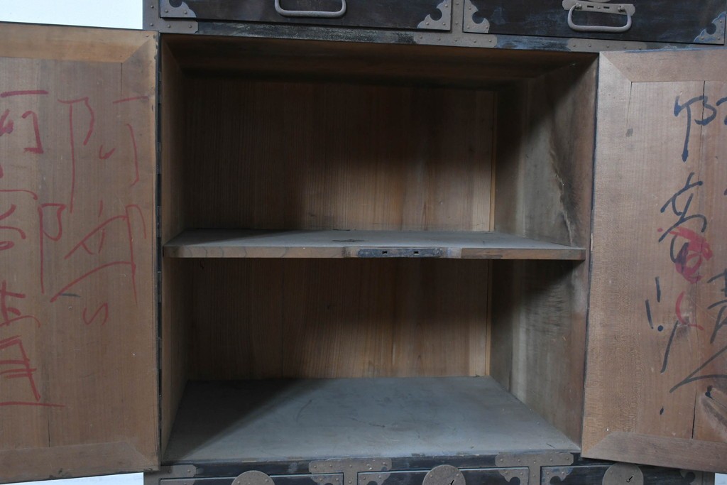 和製アンティーク　新潟産　重厚な金具が存在感を放つ観音扉付き帳場箪笥　(R-086008)