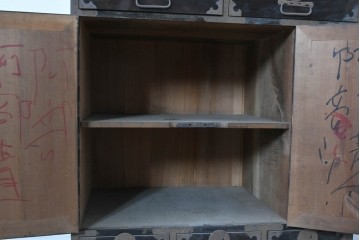 和製アンティーク　新潟産　重厚な金具が存在感を放つ観音扉付き帳場箪笥　(R-086008)