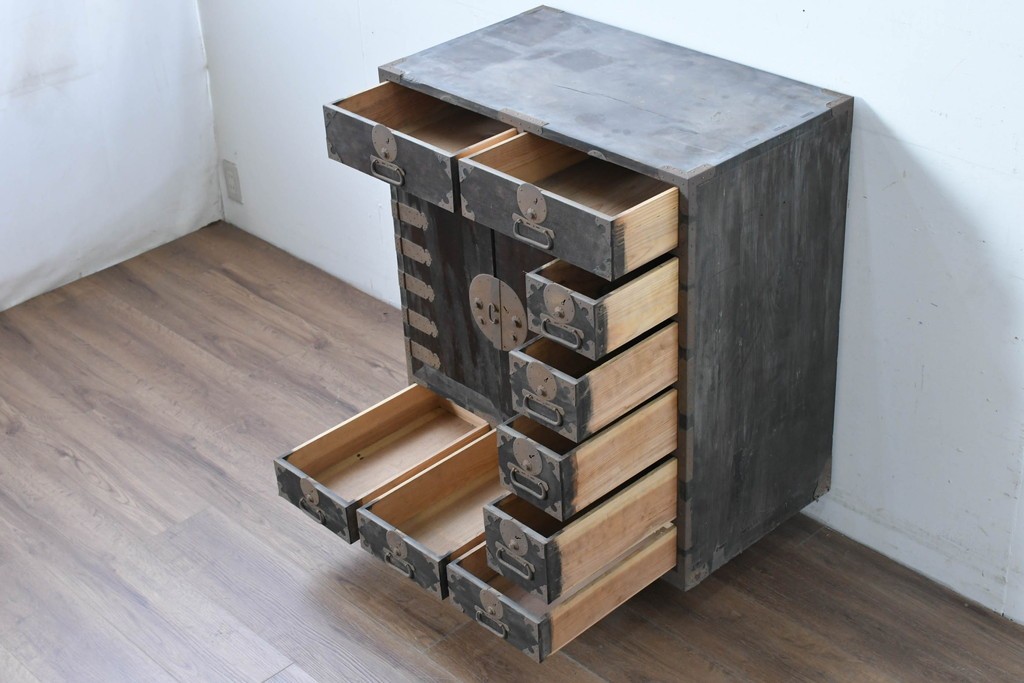 和製アンティーク　新潟産　重厚な金具が存在感を放つ観音扉付き帳場箪笥　(R-086008)