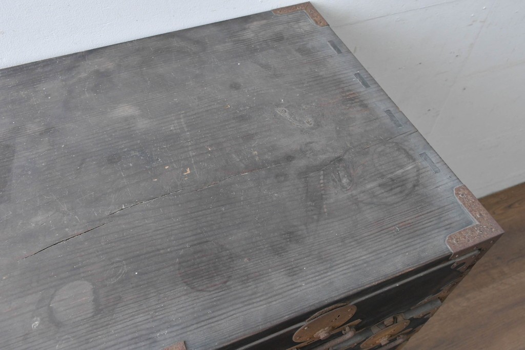 和製アンティーク　新潟産　重厚な金具が存在感を放つ観音扉付き帳場箪笥　(R-086008)