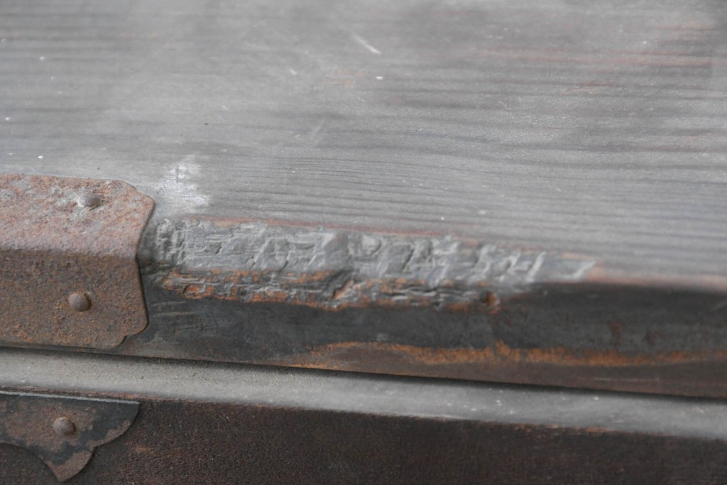 和製アンティーク　新潟産　重厚な金具が存在感を放つ観音扉付き帳場箪笥　(R-086008)