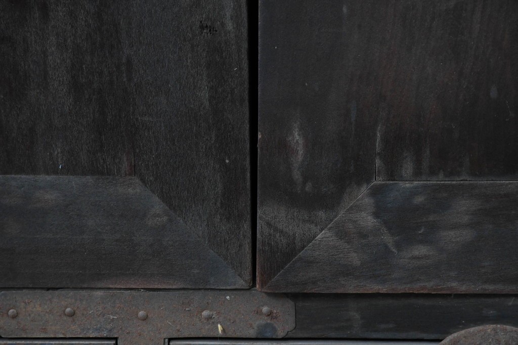 和製アンティーク　新潟産　重厚な金具が存在感を放つ観音扉付き帳場箪笥　(R-086008)