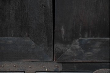 和製アンティーク　新潟産　重厚な金具が存在感を放つ観音扉付き帳場箪笥　(R-086008)
