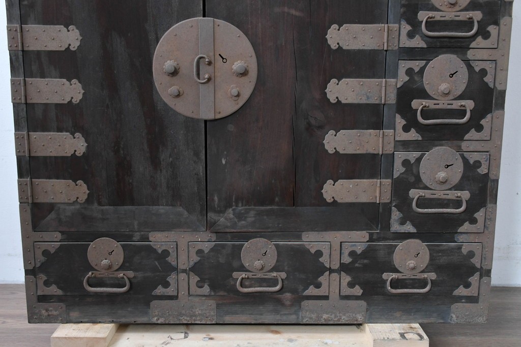 和製アンティーク　新潟産　重厚な金具が存在感を放つ観音扉付き帳場箪笥　(R-086008)