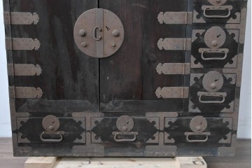 和製アンティーク　新潟産　重厚な金具が存在感を放つ観音扉付き帳場箪笥　(R-086008)