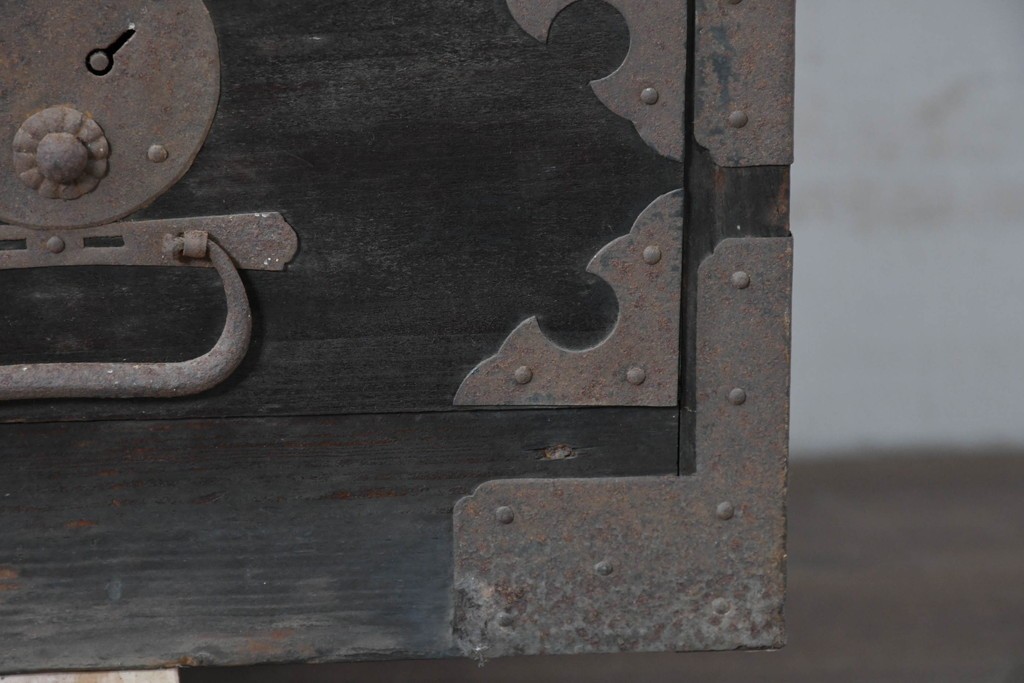 和製アンティーク　新潟産　重厚な金具が存在感を放つ観音扉付き帳場箪笥　(R-086008)