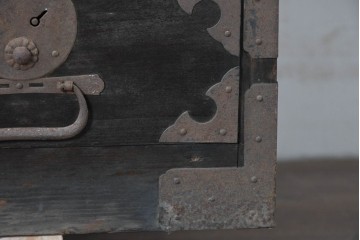 和製アンティーク　新潟産　重厚な金具が存在感を放つ観音扉付き帳場箪笥　(R-086008)