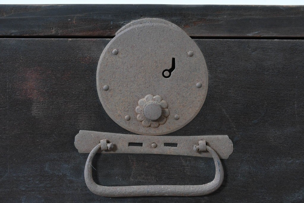 和製アンティーク　新潟産　重厚な金具が存在感を放つ観音扉付き帳場箪笥　(R-086008)