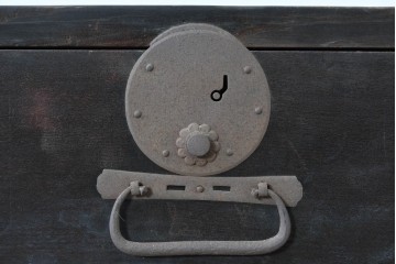 和製アンティーク　新潟産　重厚な金具が存在感を放つ観音扉付き帳場箪笥　(R-086008)