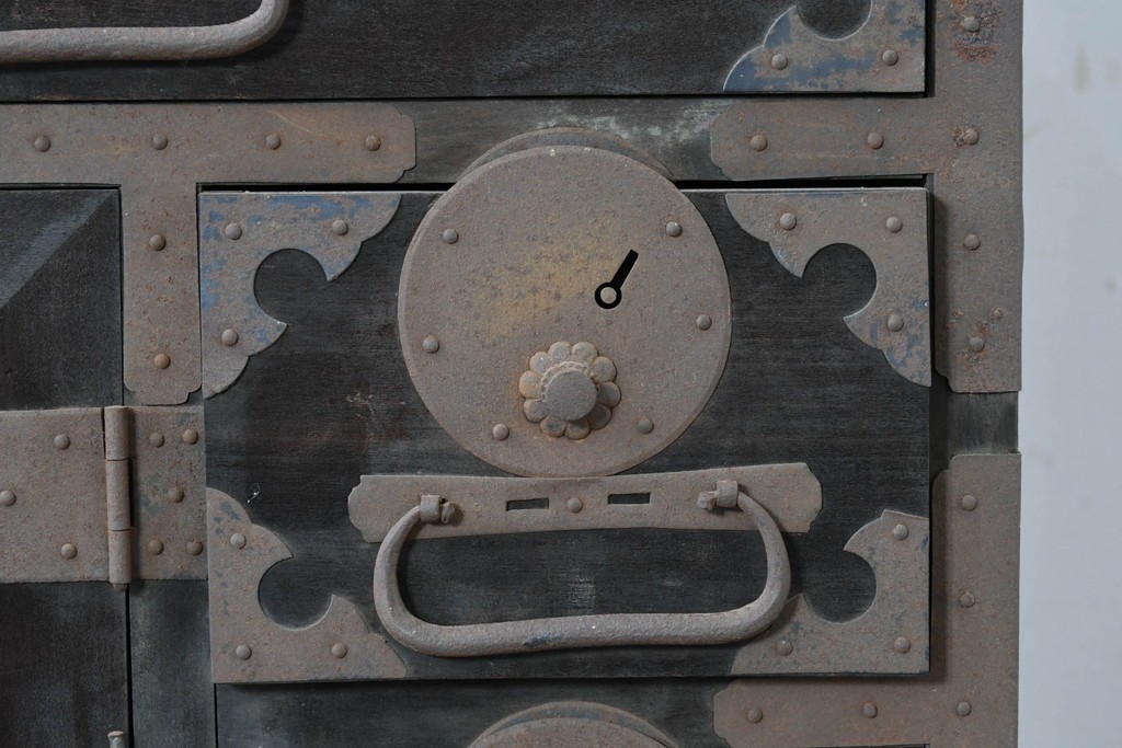 和製アンティーク　新潟産　重厚な金具が存在感を放つ観音扉付き帳場箪笥　(R-086008)