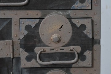 和製アンティーク　新潟産　重厚な金具が存在感を放つ観音扉付き帳場箪笥　(R-086008)
