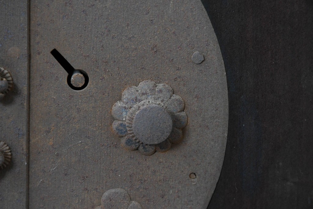 和製アンティーク　新潟産　重厚な金具が存在感を放つ観音扉付き帳場箪笥　(R-086008)