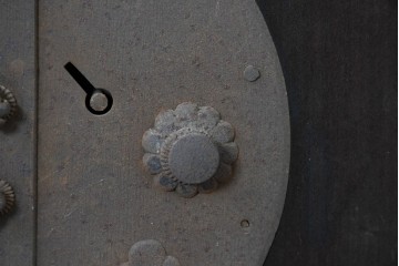 和製アンティーク　新潟産　重厚な金具が存在感を放つ観音扉付き帳場箪笥　(R-086008)