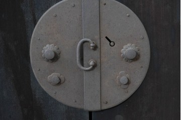 和製アンティーク　新潟産　重厚な金具が存在感を放つ観音扉付き帳場箪笥　(R-086008)