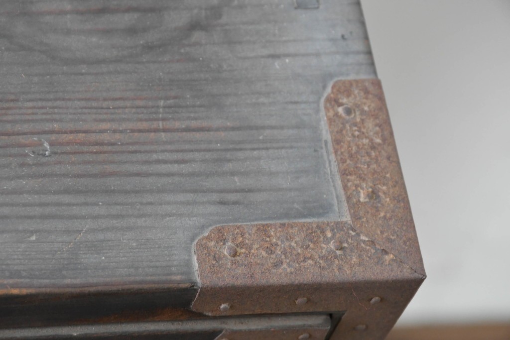 和製アンティーク　新潟産　重厚な金具が存在感を放つ観音扉付き帳場箪笥　(R-086008)