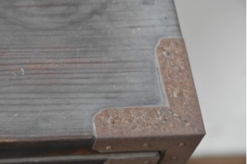 和製アンティーク　新潟産　重厚な金具が存在感を放つ観音扉付き帳場箪笥　(R-086008)