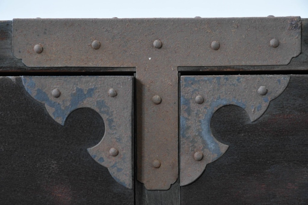 和製アンティーク　新潟産　重厚な金具が存在感を放つ観音扉付き帳場箪笥　(R-086008)