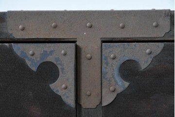 和製アンティーク　新潟産　重厚な金具が存在感を放つ観音扉付き帳場箪笥　(R-086008)