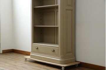 アメリカヴィンテージ　ペイント　クラシカルなモールディング装飾のオープンシェルフ　(R-086014)