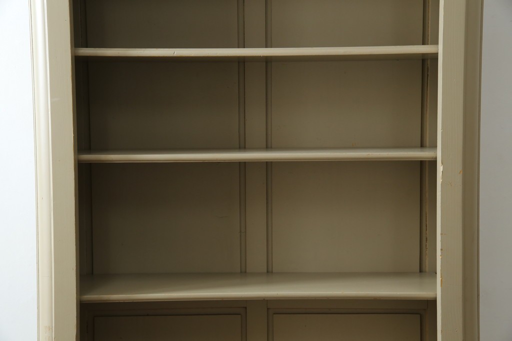 アメリカヴィンテージ　ペイント　クラシカルなモールディング装飾のオープンシェルフ　(R-086014)