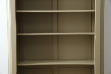 アメリカヴィンテージ　ペイント　クラシカルなモールディング装飾のオープンシェルフ　(R-086014)