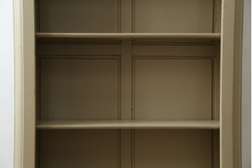 アメリカヴィンテージ　ペイント　クラシカルなモールディング装飾のオープンシェルフ　(R-086014)