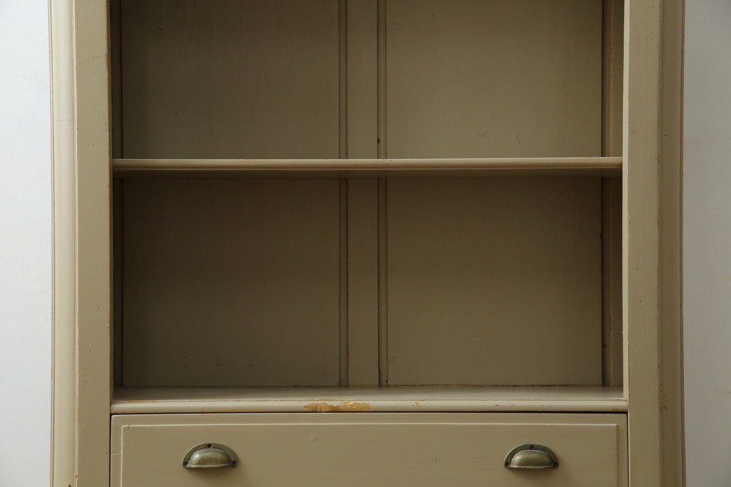 アメリカヴィンテージ　ペイント　クラシカルなモールディング装飾のオープンシェルフ　(R-086014)