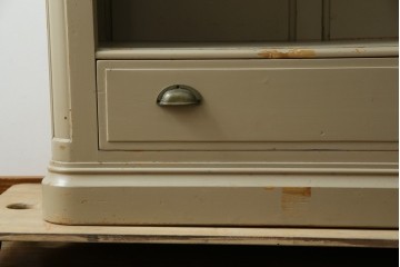 アメリカヴィンテージ　ペイント　クラシカルなモールディング装飾のオープンシェルフ　(R-086014)