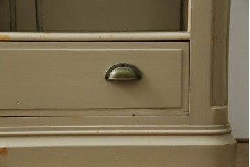 アメリカヴィンテージ　ペイント　クラシカルなモールディング装飾のオープンシェルフ　(R-086014)