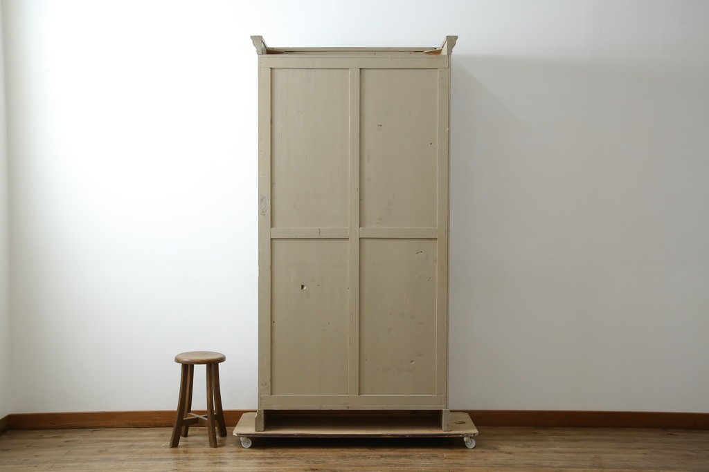 アメリカヴィンテージ　ペイント　クラシカルなモールディング装飾のオープンシェルフ　(R-086014)