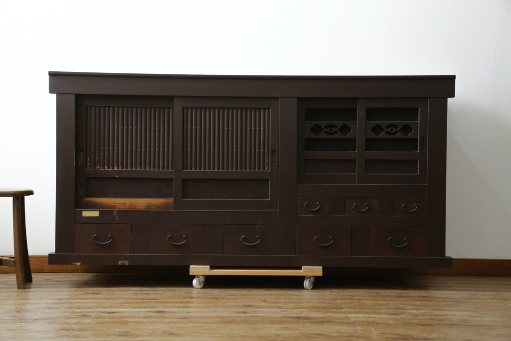 和製アンティーク　明治大正期　引き出し8杯付き　上品な丸桟戸の近江水屋箪笥サイドボード　(R-086016)