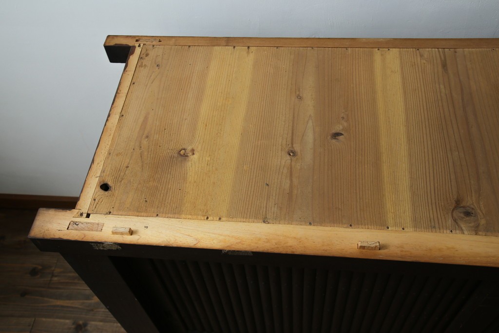 和製アンティーク　明治大正期　昇り引き出し5杯付き　上品な丸桟戸の近江水屋箪笥サイドボード　(R-086017)