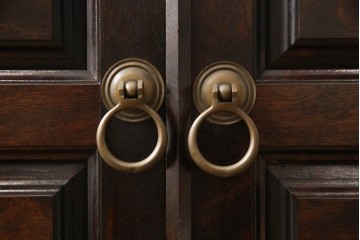 中古　松本民芸家具　特注品!　品のあるボールフットがアクセントの食器棚　(R-086018)