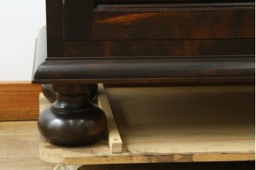 中古　松本民芸家具　特注品!　品のあるボールフットがアクセントの食器棚　(R-086018)