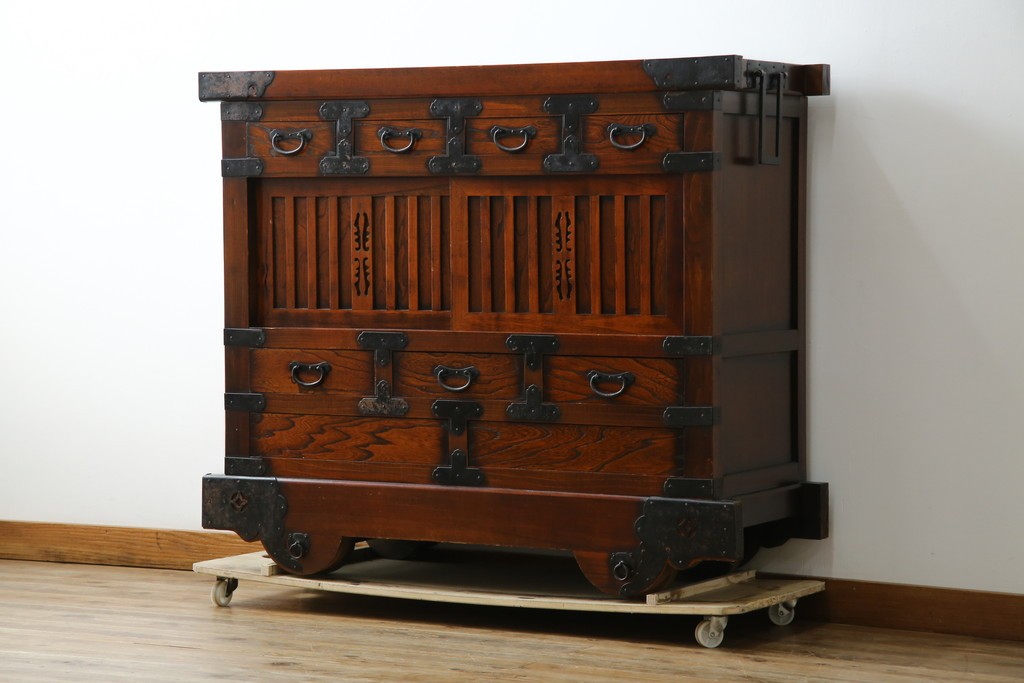 中古　アンティーク調　重厚な金具と引き戸の彫刻が印象的な車箪笥　(R-086019)