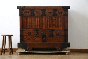 中古　アンティーク調　重厚な金具と引き戸の彫刻が印象的な車箪笥　(R-086019)