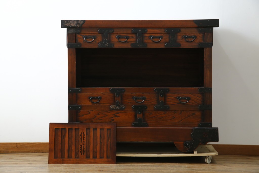 中古　アンティーク調　重厚な金具と引き戸の彫刻が印象的な車箪笥　(R-086019)