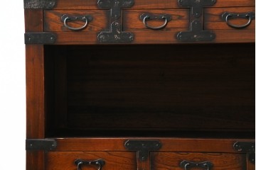 中古　アンティーク調　重厚な金具と引き戸の彫刻が印象的な車箪笥　(R-086019)