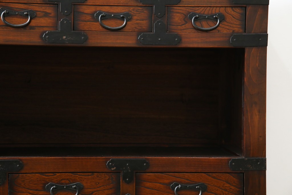 中古　アンティーク調　重厚な金具と引き戸の彫刻が印象的な車箪笥　(R-086019)