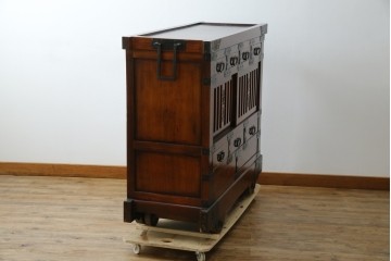 中古　アンティーク調　重厚な金具と引き戸の彫刻が印象的な車箪笥　(R-086019)